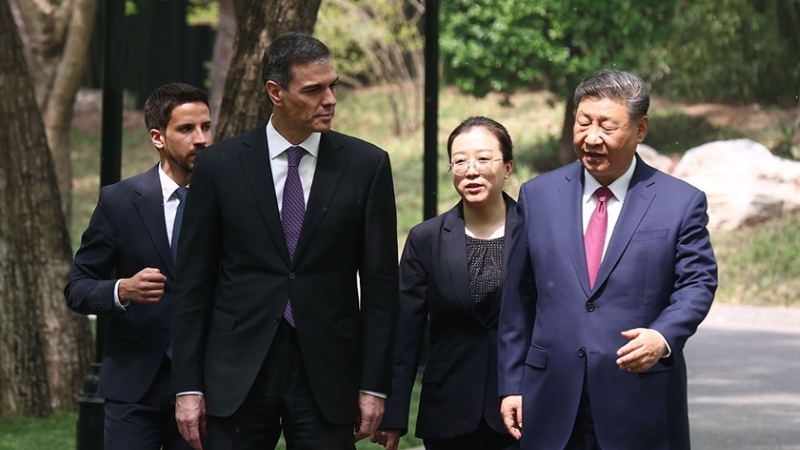 Pedro Sánchez spadserer med præsident Xi Jinping